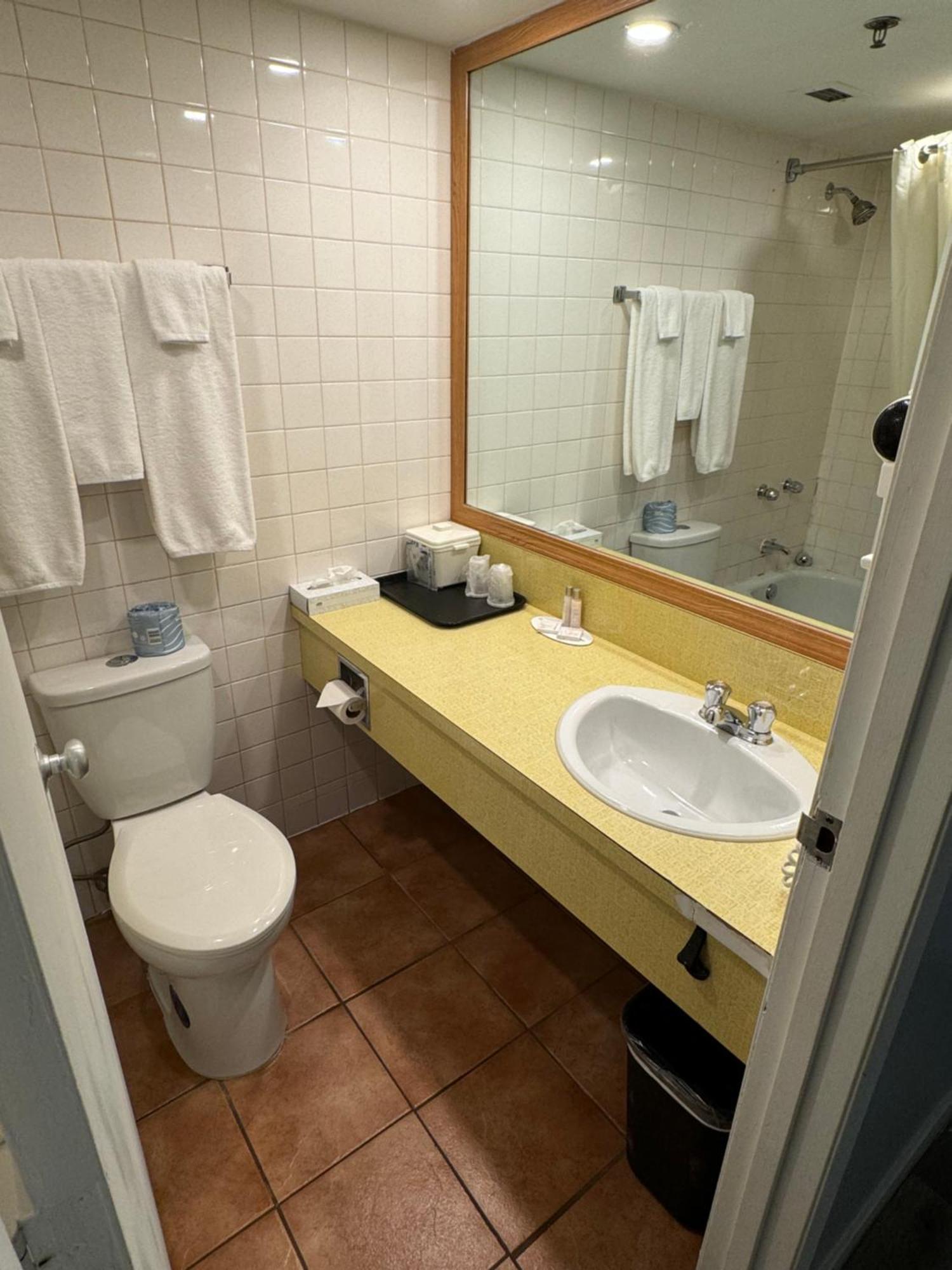 Travelodge By Wyndham Winnipeg Airport Bagian luar foto